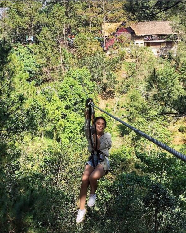 Trải nghiệm đu zipline mạo hiểm thu hút nhiều du khách đến Đà Lạt.