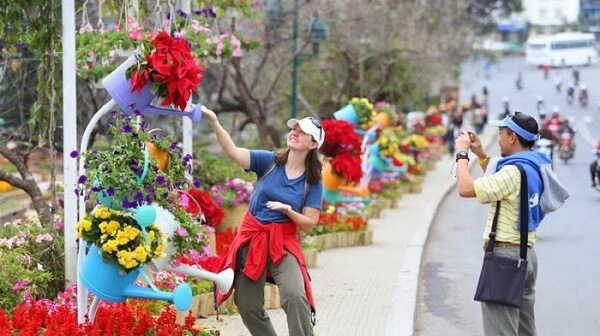 Hình ảnh du khách tạo kiểu chụp hình ấn tượng trong lễ hội Festival Hoa Đà Lạt