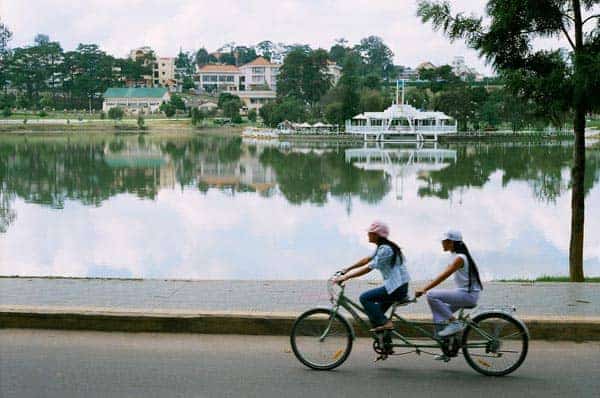 Đạp xe đạp đôi là một trong những hoạt động được du khách yêu thích tại Đà Lạt